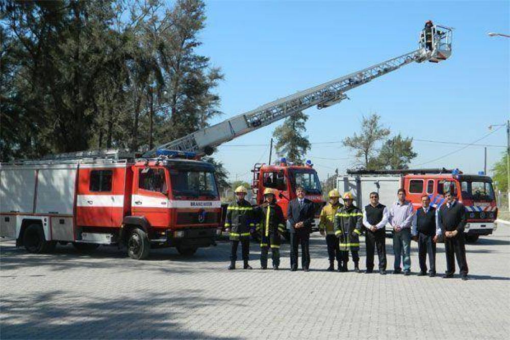 Entregan dos autobombas a los Bomberos de Polic�a