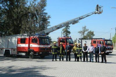 Entregan dos autobombas a los Bomberos de Polic�a