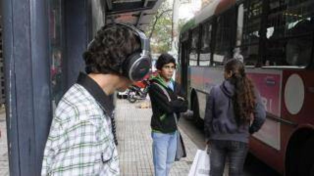 Uno de cada cuatro adolescentes puede perder la audici�n por usar auriculares