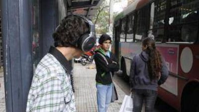 Uno de cada cuatro adolescentes puede perder la audici�n por usar auriculares
