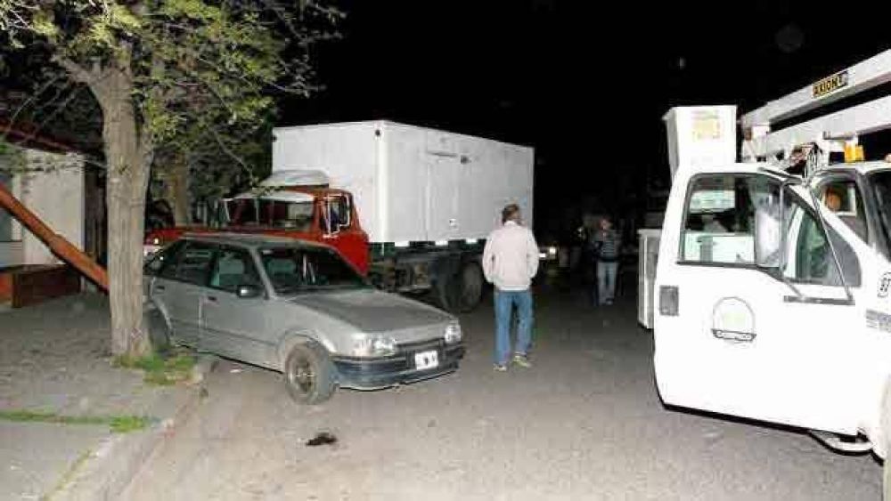 Cami�n sin control choc� varios autos y dej� parte de una barrio sin iluminaci�n