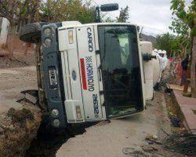 Cedi� la calle Pellegrini en la Villa Observatorio y un cami�n qued� �acostado�