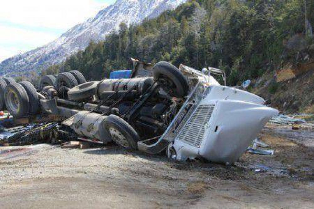 Volc� un cami�n chileno en la ruta 40