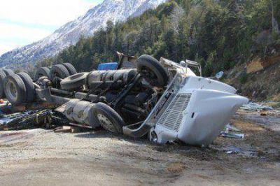Volc� un cami�n chileno en la ruta 40