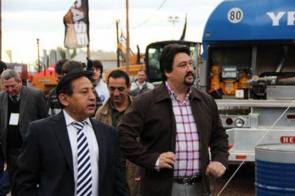El gobernador Closs visit� la Feria Forestal y destac� el potencial del sector