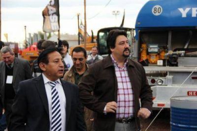 El gobernador Closs visit� la Feria Forestal y destac� el potencial del sector