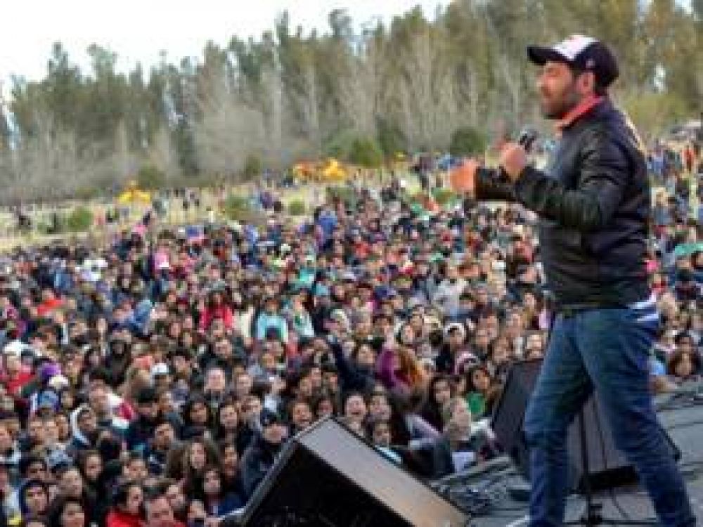 Aun con fr�o, los chicos bailaron y cantaron en el Parque Costanera