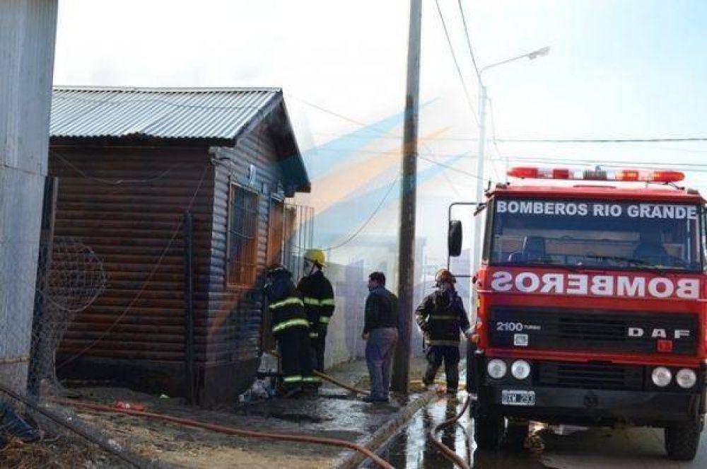 Mujer y sus dos hijos escaparon de su casa en llamas