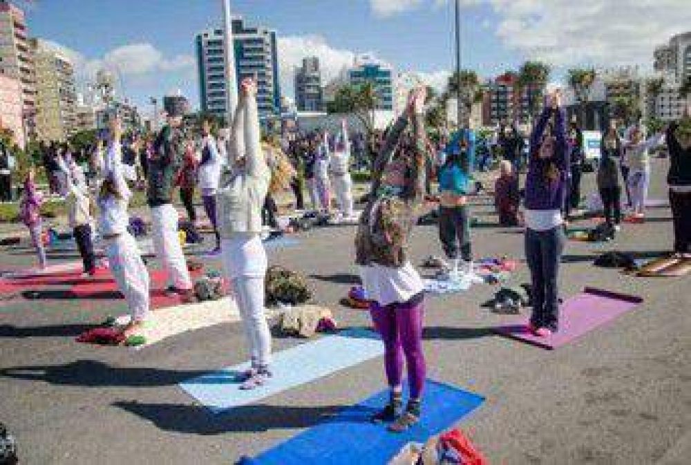 Cerca de 200 personas participaron de la actividad �Yoga por la Paz�