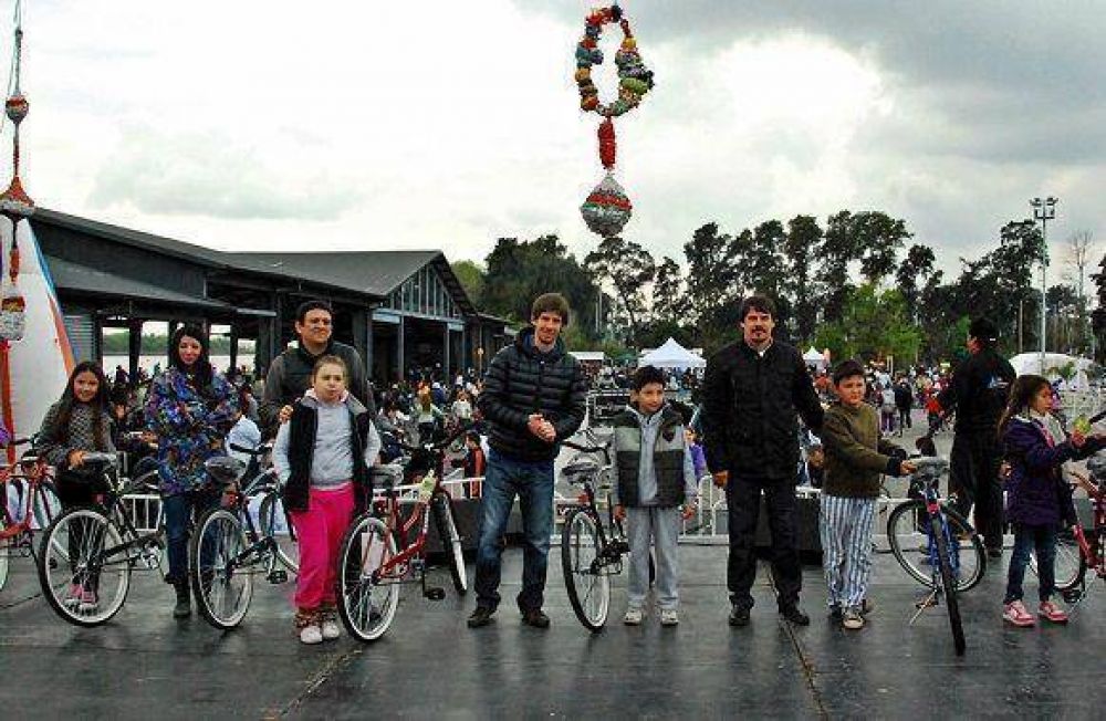 Miles de vecinos en la Bicicleteada Familiar 2013 en San Fernando