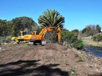La Direcci�n Vial trabaja en la limpieza del Arroyo del Medio