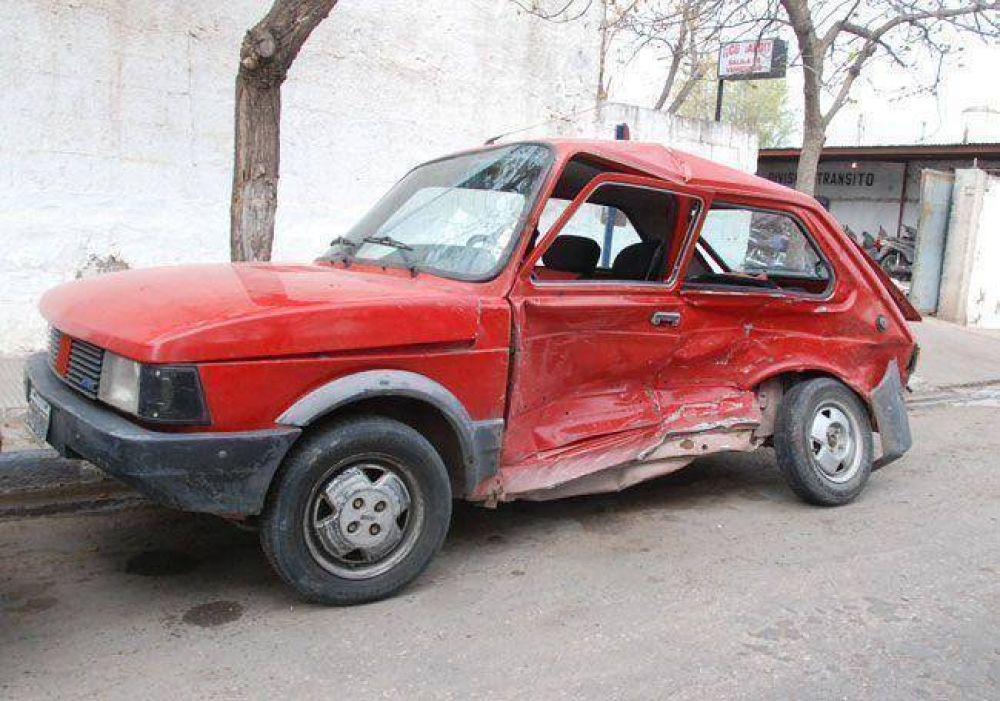 Iban cinco en un Fiat 147, chocaron y el conductor tiene lesiones graves