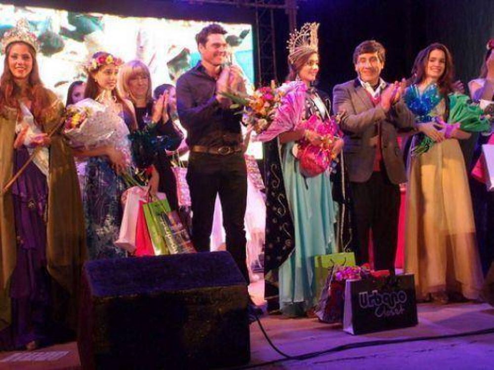 Los estudiantes ya tienen a su Reina: Mora S�nchez