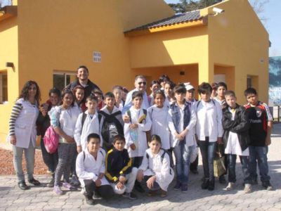 Pereyra junto a la gente en los barrios