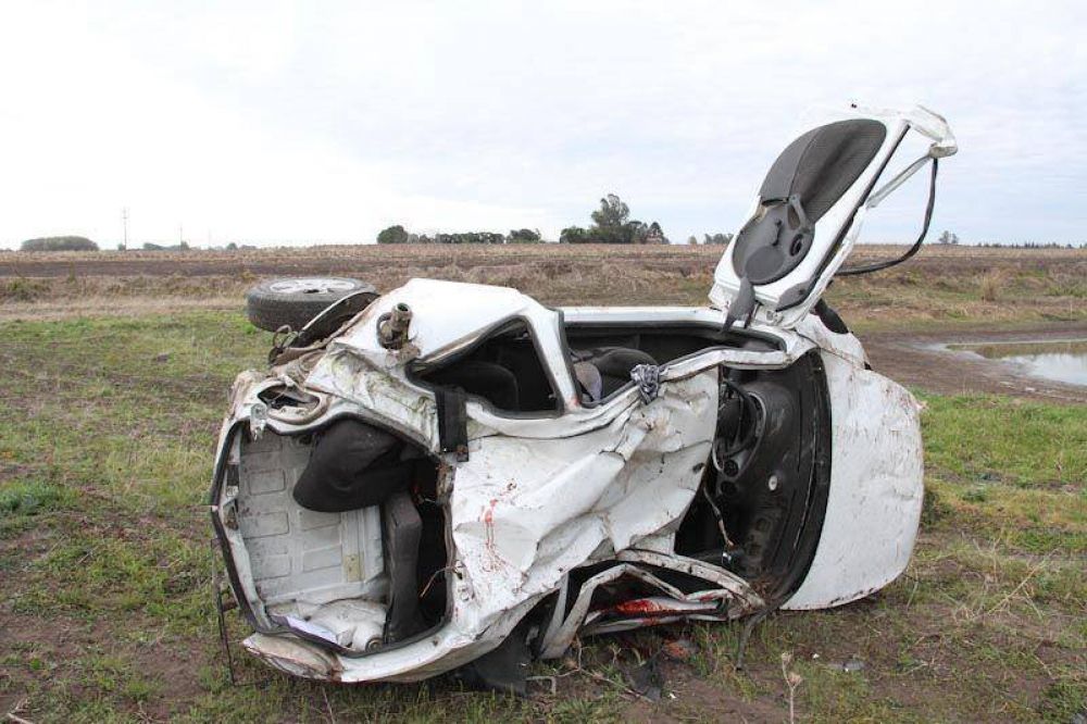 San Pedro: Muere un joven al volcar su auto