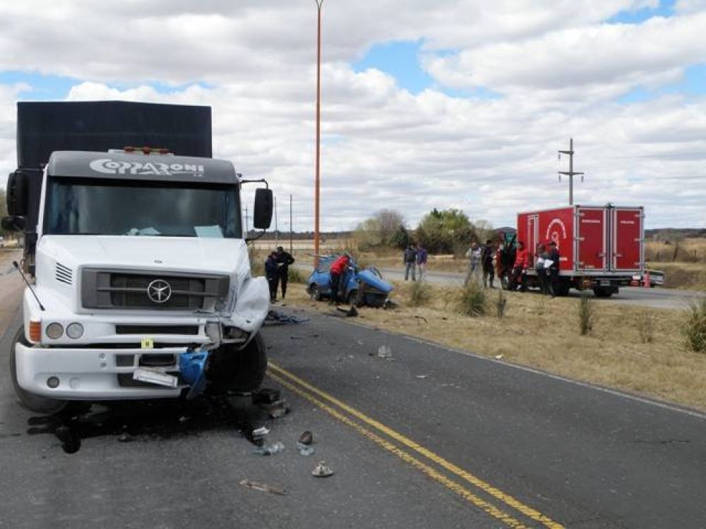 Un joven muri� al chocar un auto con un cami�n