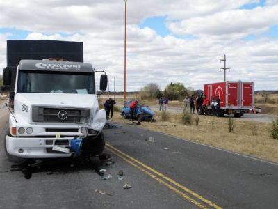 Un joven muri� al chocar un auto con un cami�n