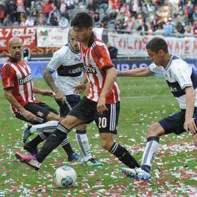 El cl�sico fue 1 a 1 con goles extranjeros, Erik Correa y Aguirregaray: la ciudad qued� en paz
