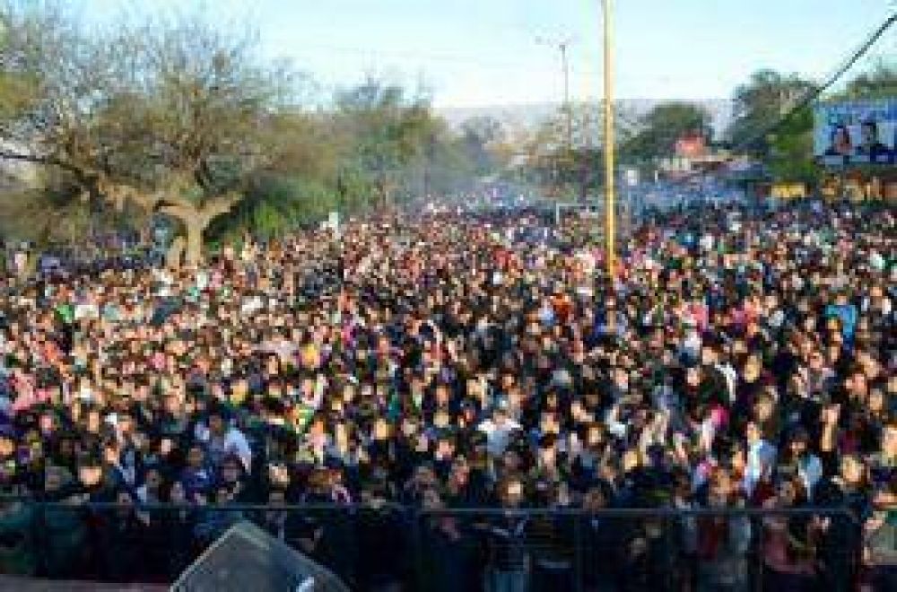 Multitudinario festejo en la plaza El Aborigen