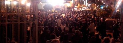 Una multitud march� pidiendo la renuncia de Tello Rold�n
