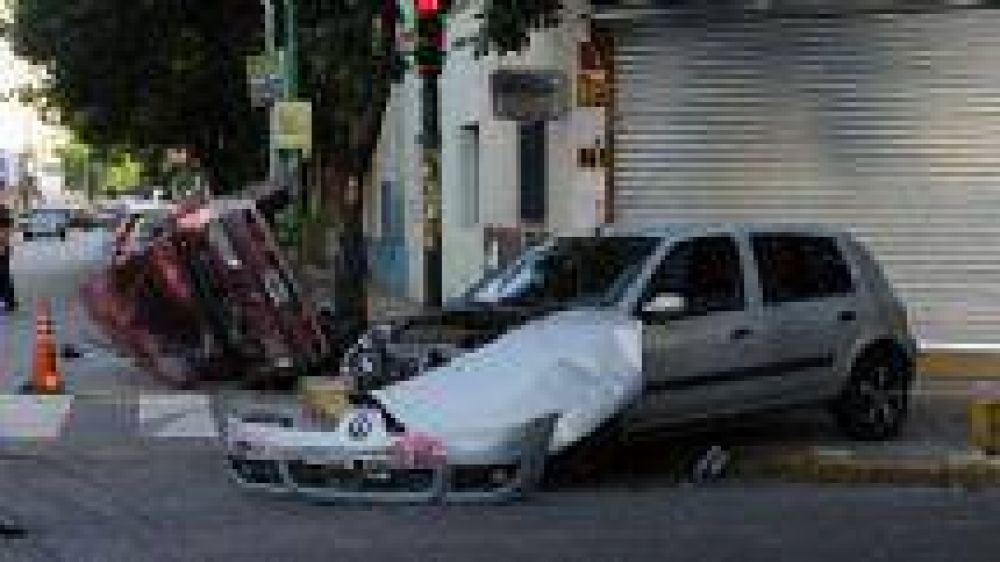 Milagro en Salta : Choc� un auto dio varios tumbos, embisti� otro rodado y s�lo hubo heridos leves