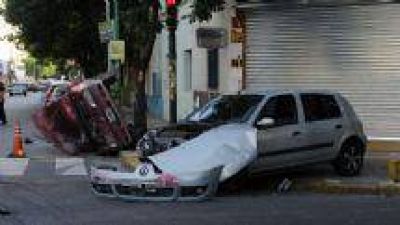 Milagro en Salta : Choc� un auto dio varios tumbos, embisti� otro rodado y s�lo hubo heridos leves