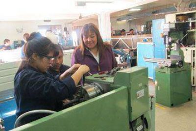 Selsa Hern�ndez visit� la Escuela Industrial N�3