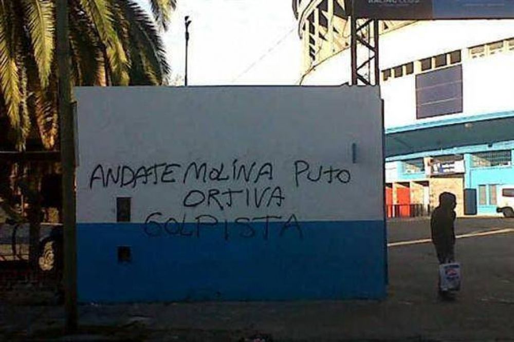 Sigue la interna en Racing: aparecieron pintadas contra el vicepresidente Molina
