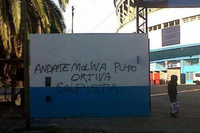 Sigue la interna en Racing: aparecieron pintadas contra el vicepresidente Molina