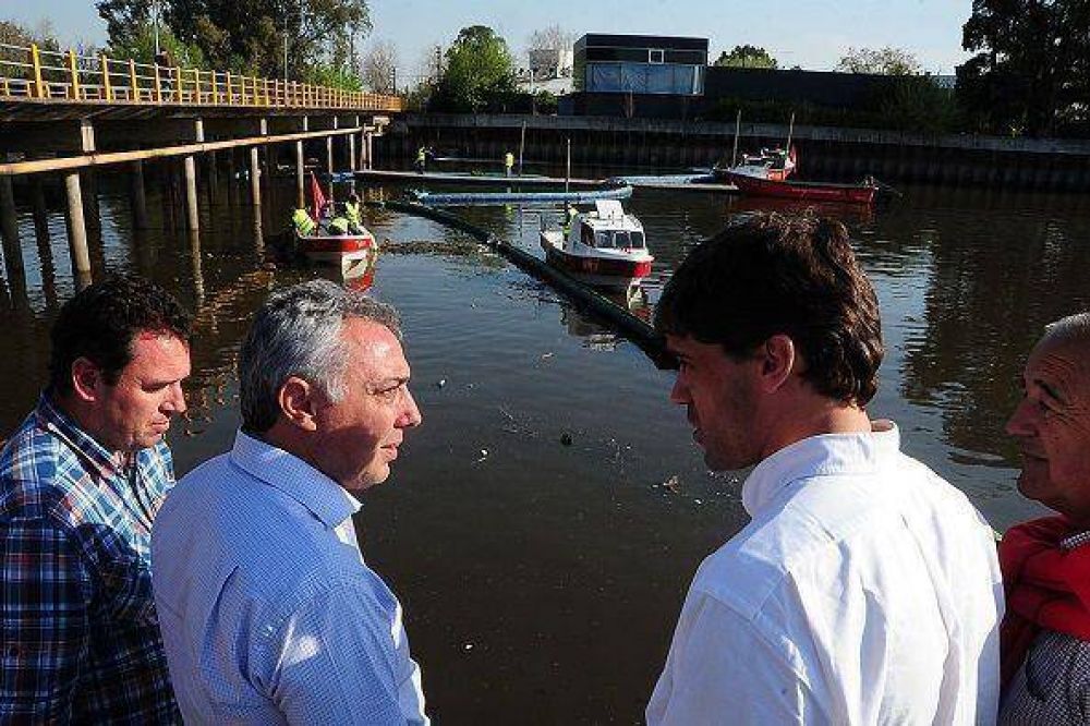 Zamora recorri� trabajos de limpieza del municipio en el R�o Reconquista