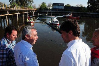 Zamora recorri� trabajos de limpieza del municipio en el R�o Reconquista