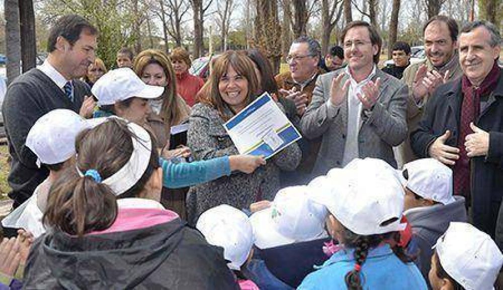 Ni�os y j�venes de DINAF plantaron �rboles y renovaron su compromiso ambiental