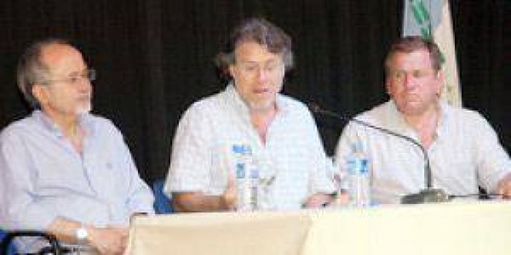 Foster: �Insfr�n debe terminar su gobierno�