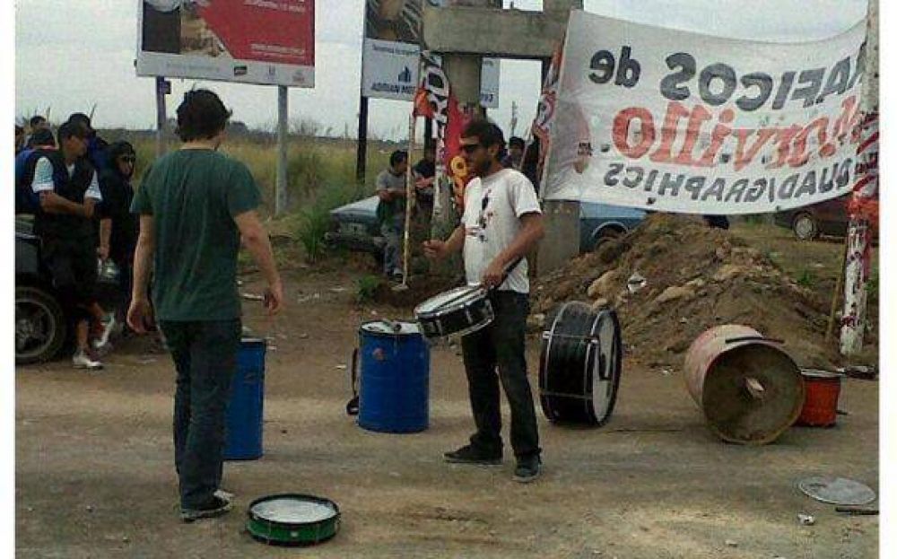 En medio de un conflicto, trabajadores de empresa del Parque Industrial denuncian presi�n policial