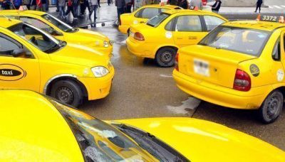 Taxistas paran en reclamo de un aumento de la tarifa