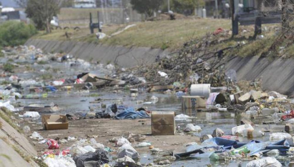 Los canales de Circunvalaci�n est�n llenos de basura