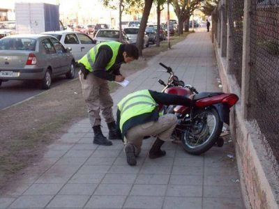 Persiguen y demoran a un motociclista