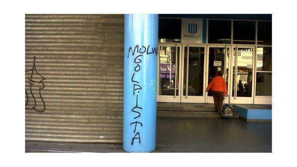 Los barras visitan la sede y surgen pintadas por la interna dirigencial