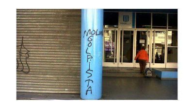 Los barras visitan la sede y surgen pintadas por la interna dirigencial
