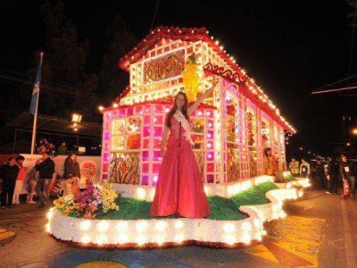 Anoche se concret� el primer desfile de carrozas