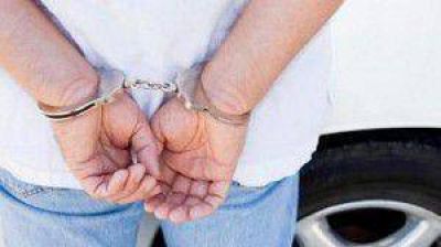 El preso que se fug� cuando era transportado en colectivo habr�a golpeado, secuestrado y violado a una mujer