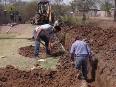 Realizan obras para la red cloacal en barrios de Caimancito