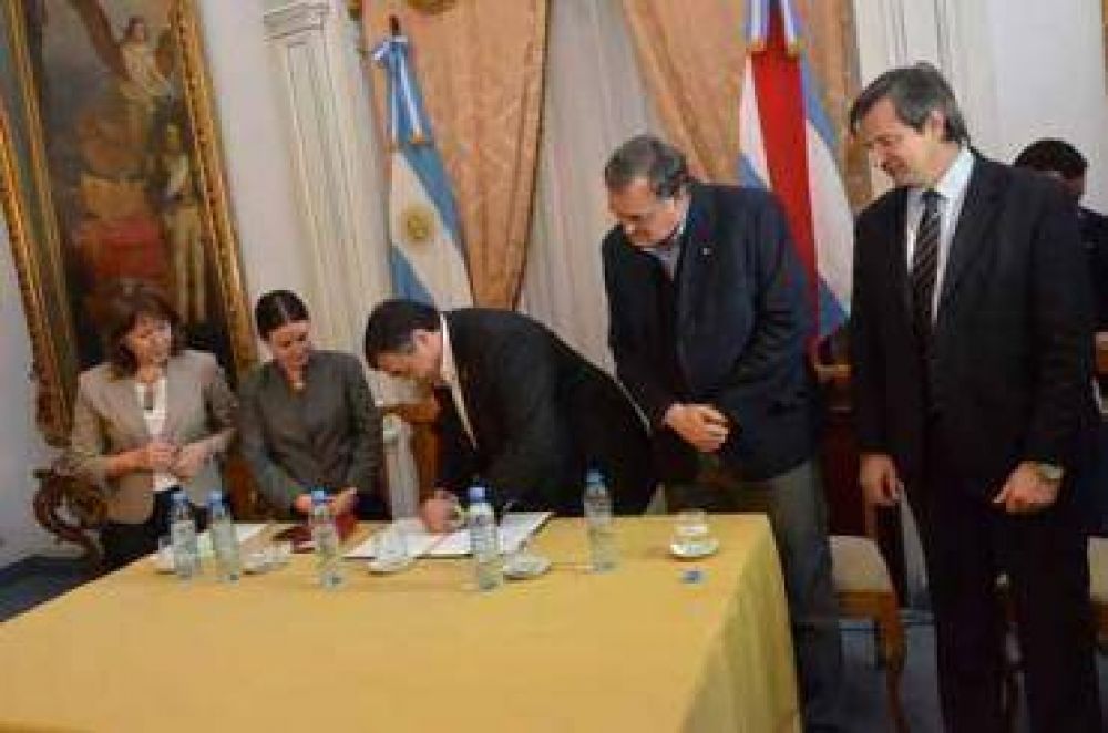 El gobierno entreg� los primeros desembolsos para obras