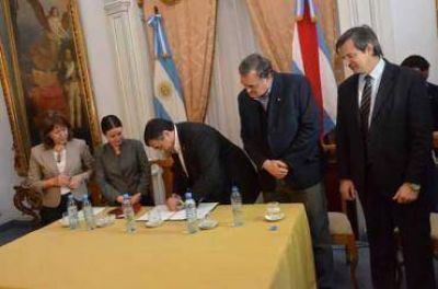 El gobierno entreg� los primeros desembolsos para obras
