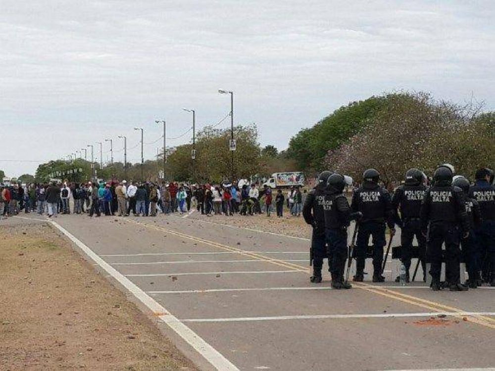 Tensi�n entre vecinos y polic�as en el corte de la ruta 34
