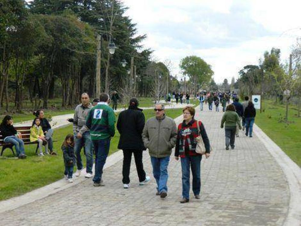 Miles de vecinos caminaron por la nueva Diagonal Aurora de Santilli 