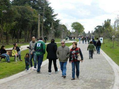 Miles de vecinos caminaron por la nueva Diagonal Aurora de Santilli 