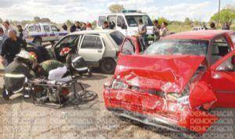 Cuatro lesionados en un espectacular choque en la avenida de Circunvalaci�n