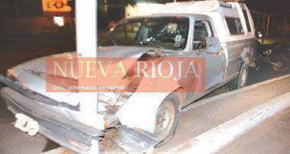 Un joven result� ileso al chocar con un poste de la red el�ctrica