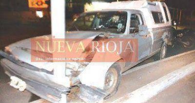 Un joven result� ileso al chocar con un poste de la red el�ctrica